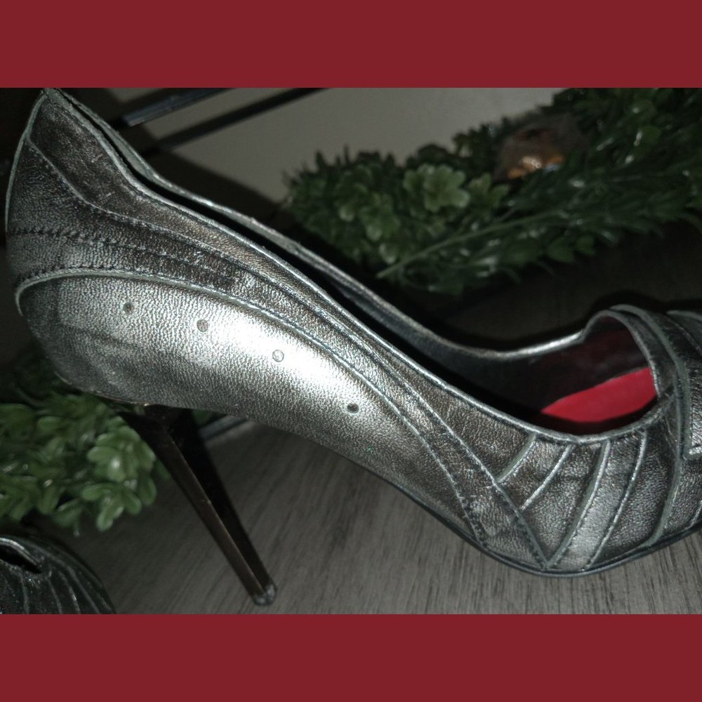 Steve Madden Bullit Metallic Silver/Grey Heels - Picture 4 of 5
